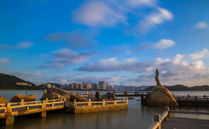 澳门是中国著名的旅游城市之一，以其独特的文化魅力、美丽的风景和丰富的娱乐项目吸引着众多游客。近年来，随着彩票市场的不断发展，澳门彩票行业也逐渐崭露头角。本文将围绕关键词澳门天天开好彩，从澳门彩票行业的正版优势、评测、翔实释义解释落实等方面展开探讨。